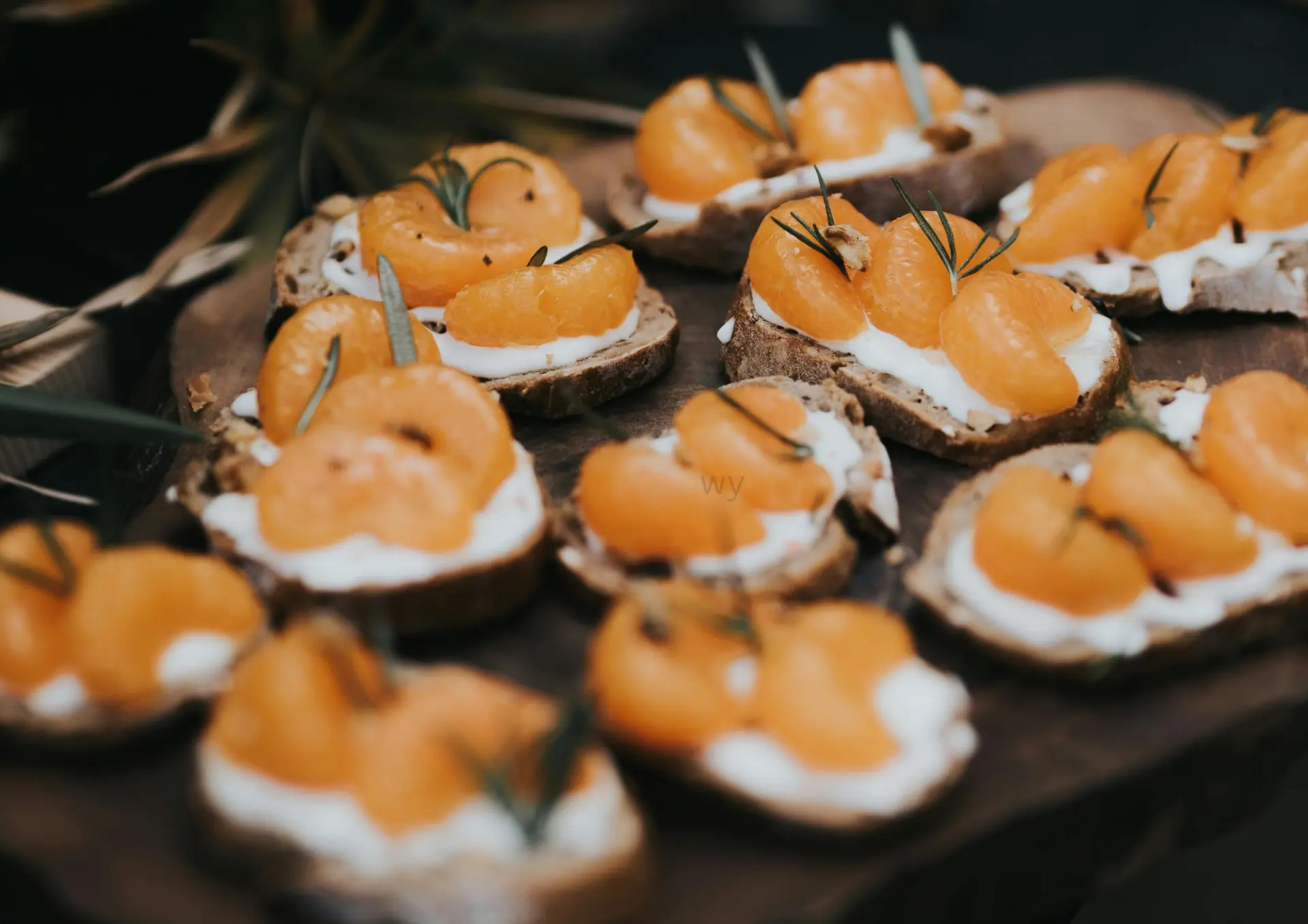 Crostini mit Frischkäse, Mandarine und Rosmarin