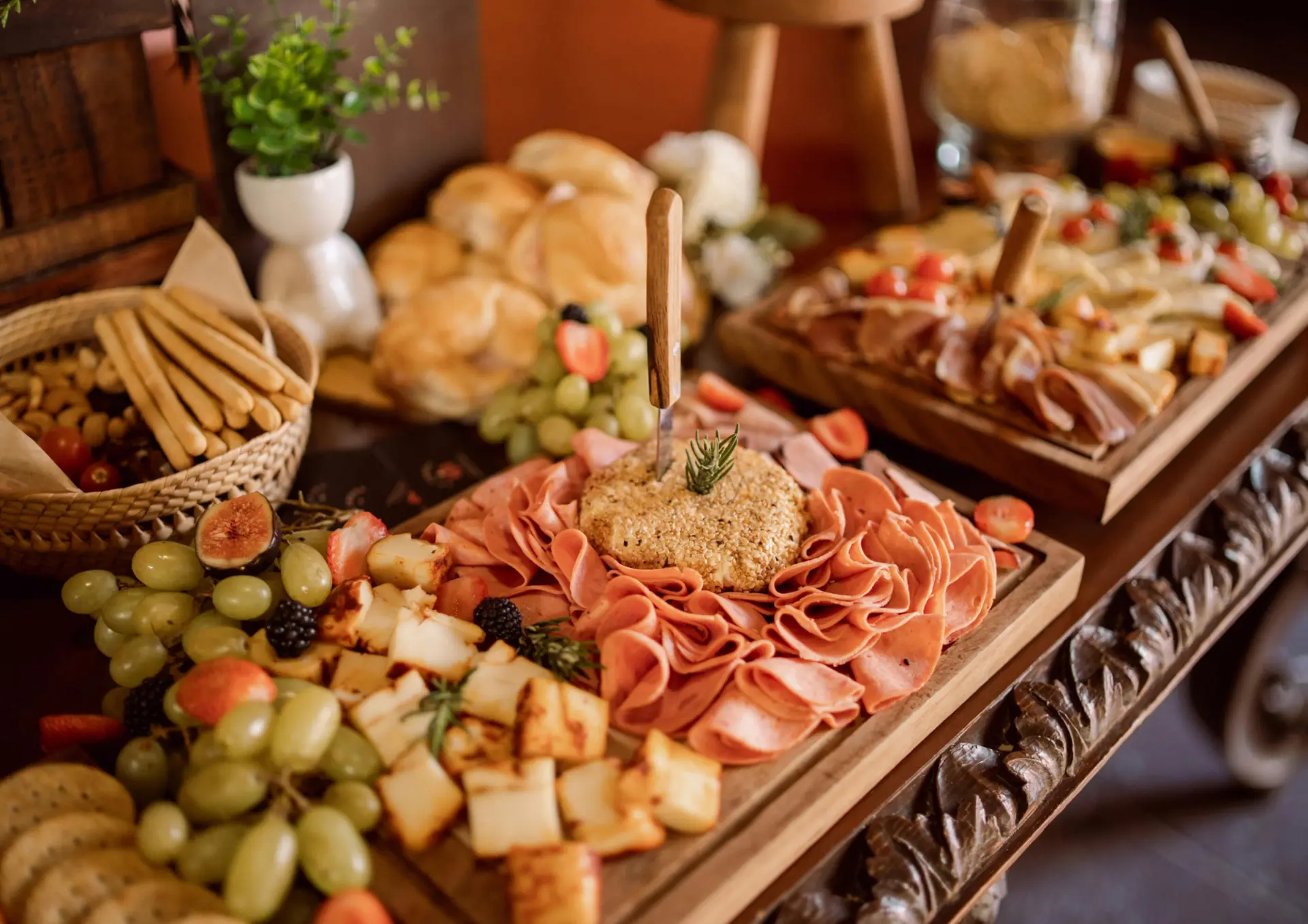 Reich gedeckte Buffettafel mit Antipasti, Käse und Aufschnitt